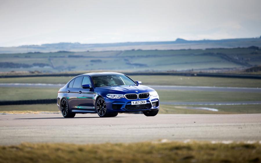  BMW M5 (F90) 2018 года  (UK) (фото 2 из 40)